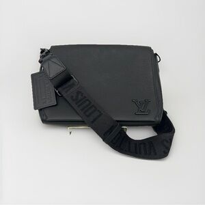 Authenticated Louis Vuitton Black Leather Takeoff Messenger Bag Aerogram M57080